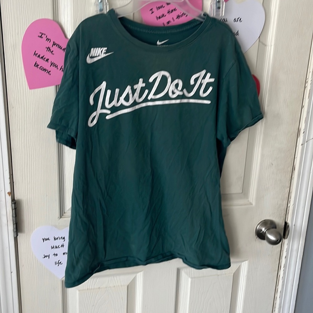 Men’s Nike Athletic cut SS T-shirt. Size medium. Green